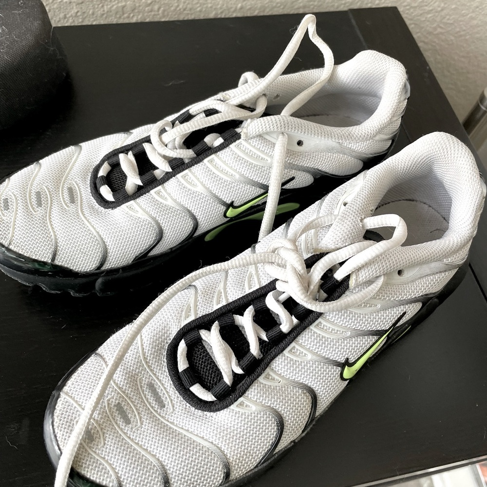 AIR MAX PLUS 'BLACK VOLT'